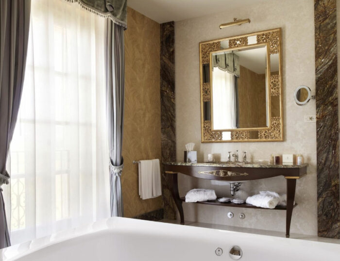 Mobile bagno con specchiera realizzato per Cordevigo