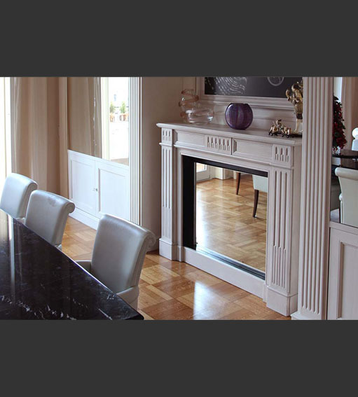 Sala con camino, boiserie e tavolo su misura